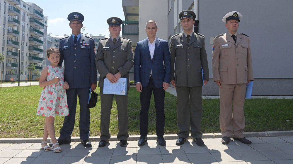 Ministar Stefanović uručio ključeve stanova za pripadnike snaga bezbednosti u Novom Sadu